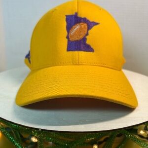 🏈🏈- Minnesota Vikings ball cap. Flex fit. L—XL. SKOL 💜